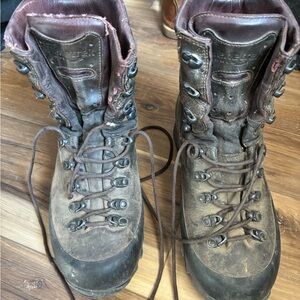 Women’s 8.5 Kenetrek boots